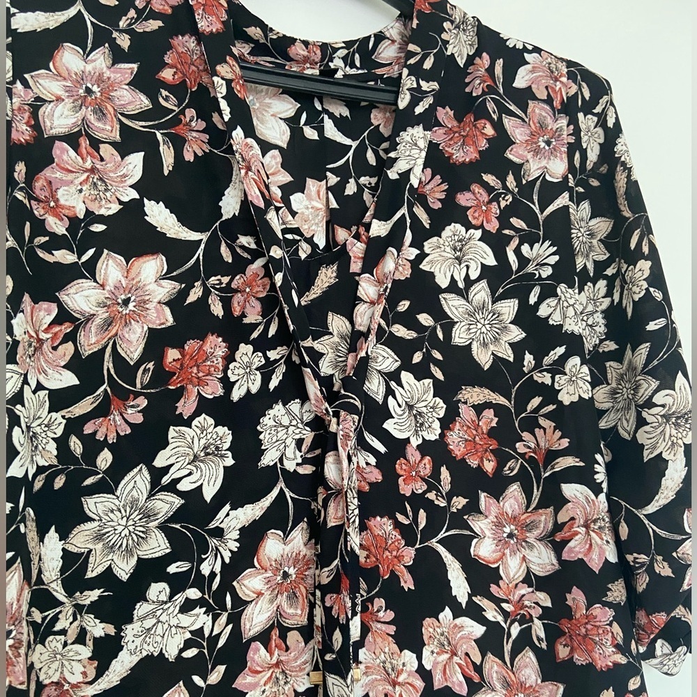 🤍🩵2 FOR $15🩵🤍 Dynamite floral blouse with tie neck - Picture 5 of 9